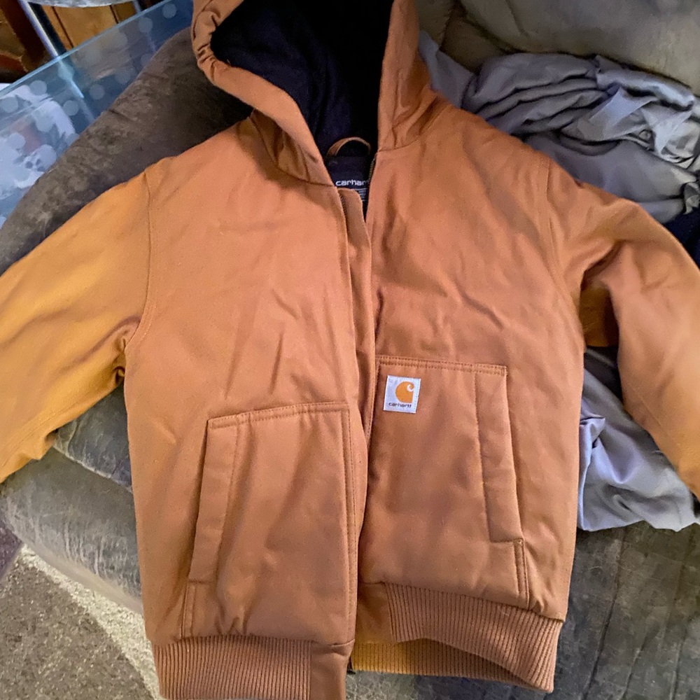 Boys carheartt jacket never worn. The coat is perfect.